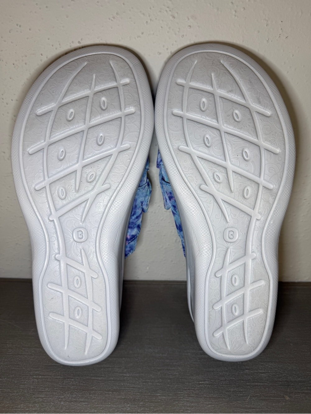 BZees Women’s Smile Blue Tie Dye Pink Platform Wedge Sandals Size 10 M Comfort - Picture 8 of 9